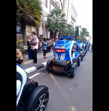 Mobil Polisi patroli (X)